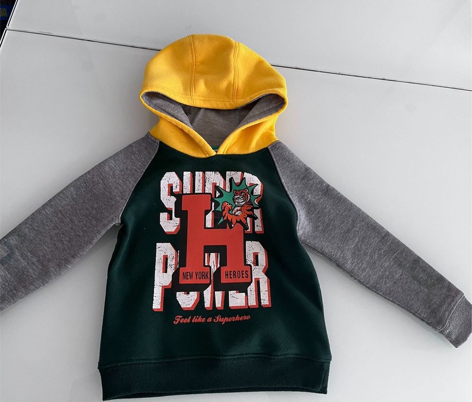 Hoodie Gr.104 in Remseck am Neckar