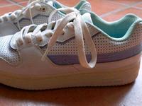 Sneaker Schuhe Sportschuhe Leder KARL KANI 5 38 weiß flieder Nordrhein-Westfalen - Oer-Erkenschwick Vorschau