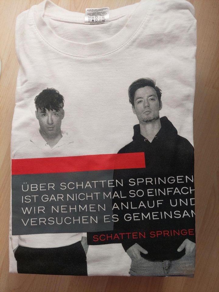 Schatten Springen Tshirt von He/ro (die Lochis) in St Katharinen