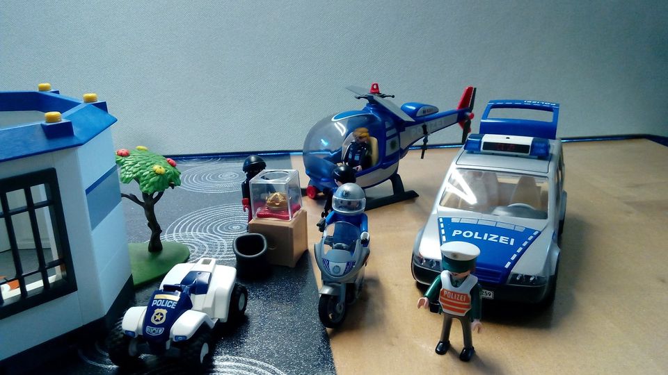 Playmobil Polizeistation Polizeiwache mit extra Zubehör! in Thalmassing