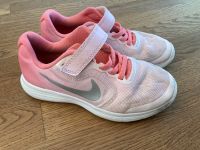 Nike Sportschuhe Turnschuhe Gr. 31,5 Hallenschuhe Rheinland-Pfalz - Gensingen Vorschau