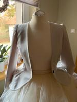 H&M Blazer Kurz geschnitten Gr.34 beige top Zustand Sachsen-Anhalt - Weißenfels Vorschau