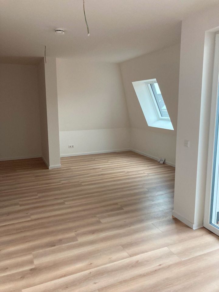 schicke 1ZKB SeniorenWohnung mit Loggia und Fahrstuhl im DG in Dresden