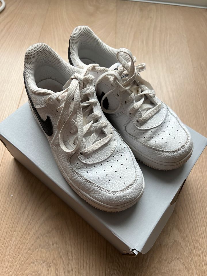 Kinder Nike Air Force 1 Sneaker in Gr. 32 in Wedel