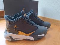Jordans Flight gold schwarz Neu Originalkarton Sneaker Turnschuh Kr. München - Unterschleißheim Vorschau