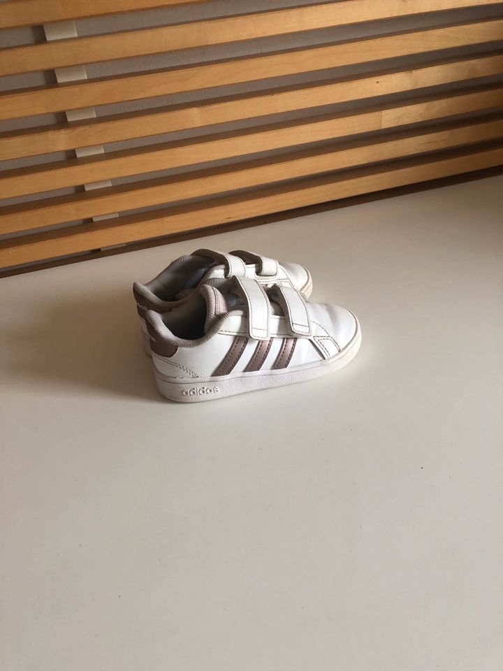 Adidas Kinderschuhe 24 in Wunsiedel