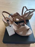 NEU MIT ETIKETT Tommy Hilfiger Sandale Gr. 39 Hessen - Walluf Vorschau