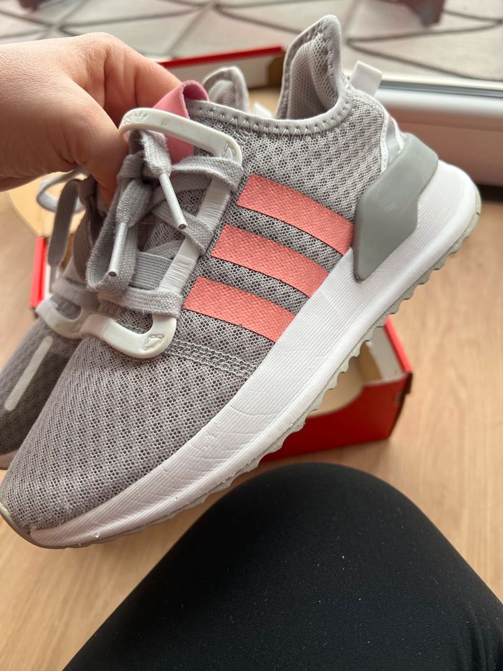 ADIDAS Gr. 35 1/2 35,5  Turnschuhe in Waiblingen