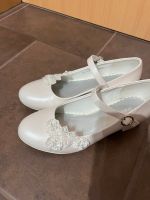 Pumps Ballerinas Kommunion weiß mit zarten Blumen in 32 Bayern - Regenstauf Vorschau