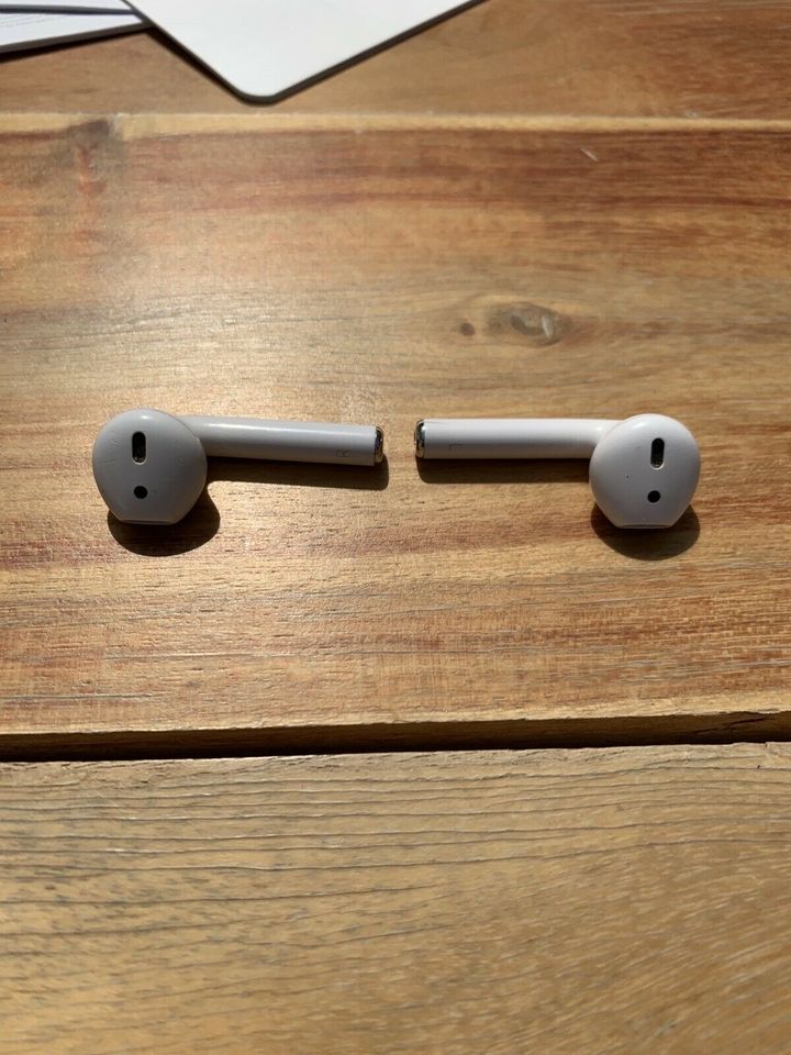 AirPods 2. Generation Ladecase Rechnung Zubehör OVP Teildefekt in Reichenbach an der Fils