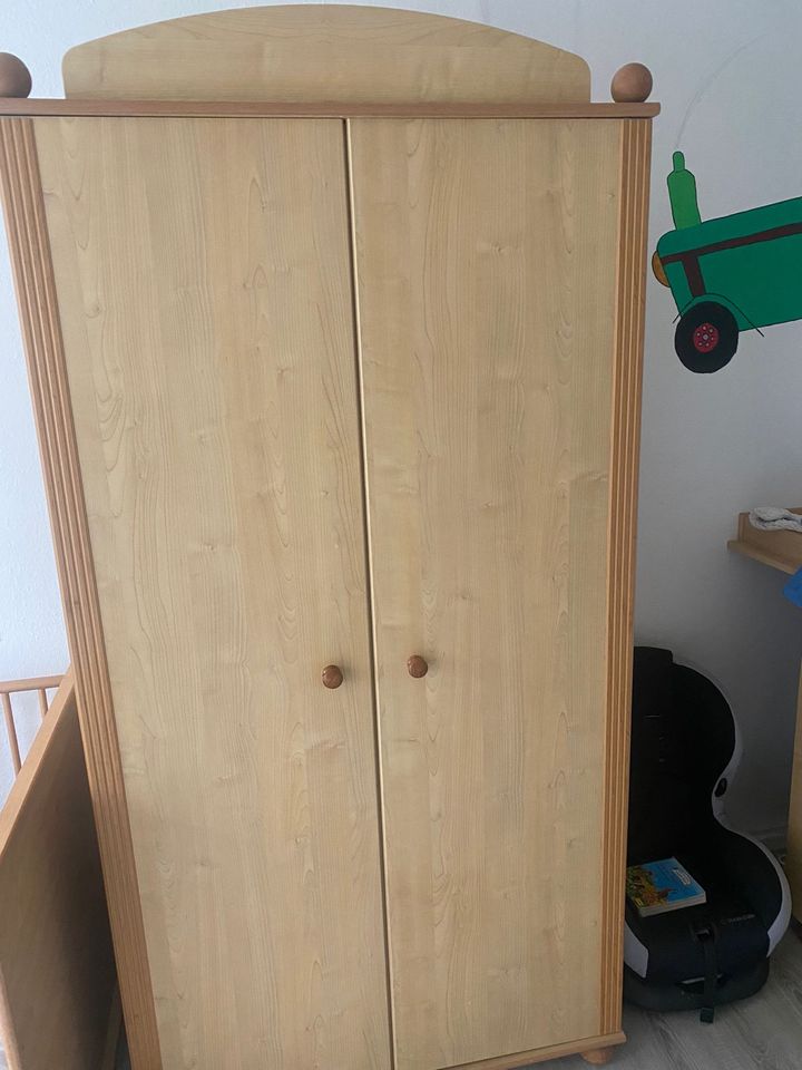 Babybett/Kinderbett, Kleiderschrank und Wickelkommode in Ebeleben