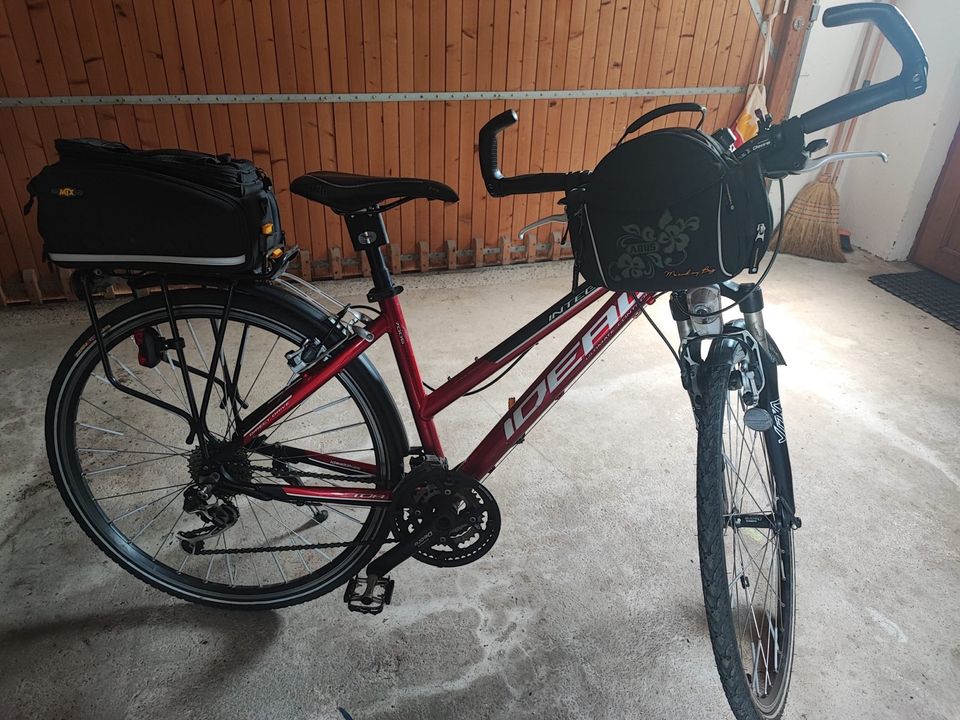 Fahrrad mit Fahrradtaschen in Moosthenning