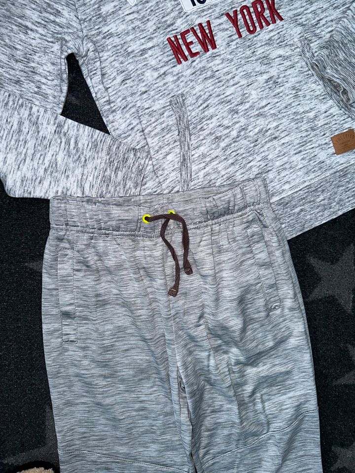 H&M Sweatshirt grau in 122-128 & Topolino Jogginghose 122 in Kalt