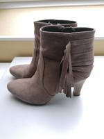 Neuw. Damen Stiefelette Ankle Boots Schuhe Fransen Absatz Gr 39 Niedersachsen - Großheide Vorschau