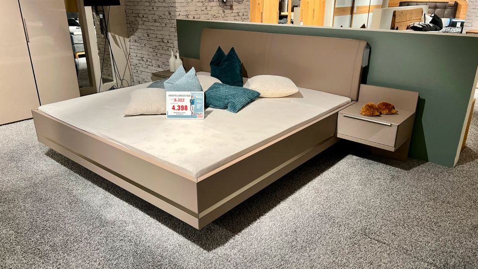 Schlafzimmer Kleiderschrank 300 cm, Bett 200- 200 cm, 2 Nakkos in Werlte 