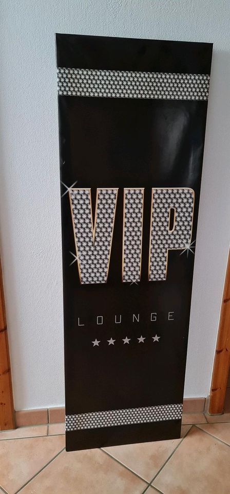 Poster "VIP Lounge" auf einem Holzrahmen in Nübbel