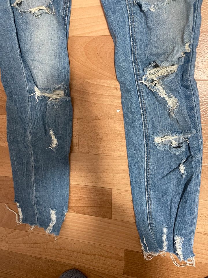 Jeans Hose blau Löcher in Irsch