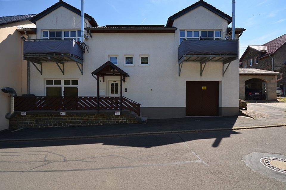 Geräumiges Wohnhaus mit zwei Mieteinheiten, Garage und Stellplätzen in Steffeln (10) in Steffeln