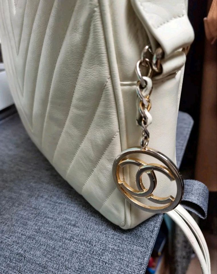 CHANEL Original Vintage Umhängetasche Cremeweiß V-Muster Gut Zust in Nürnberg (Mittelfr)