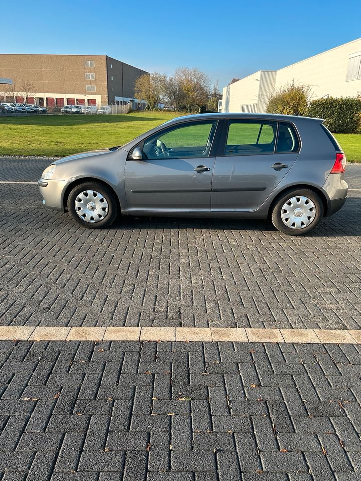 Golf 5 mit Gas Anlage (lPG) in Mönchengladbach