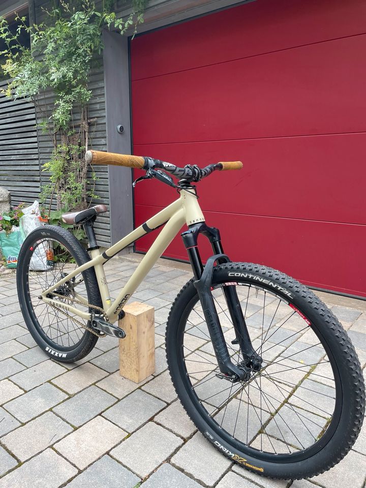 Commencal Absolut Dirt Bike Slopestyle in Vogt
