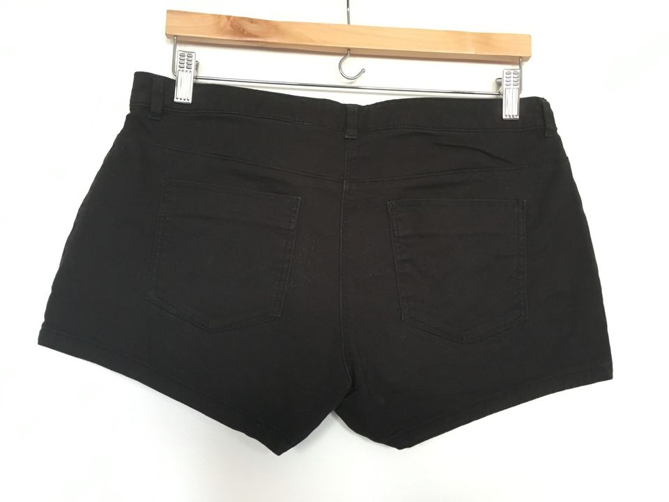 Jeans Hotpants Shorts Schwarz Blau Grau Stickerei in Berlin