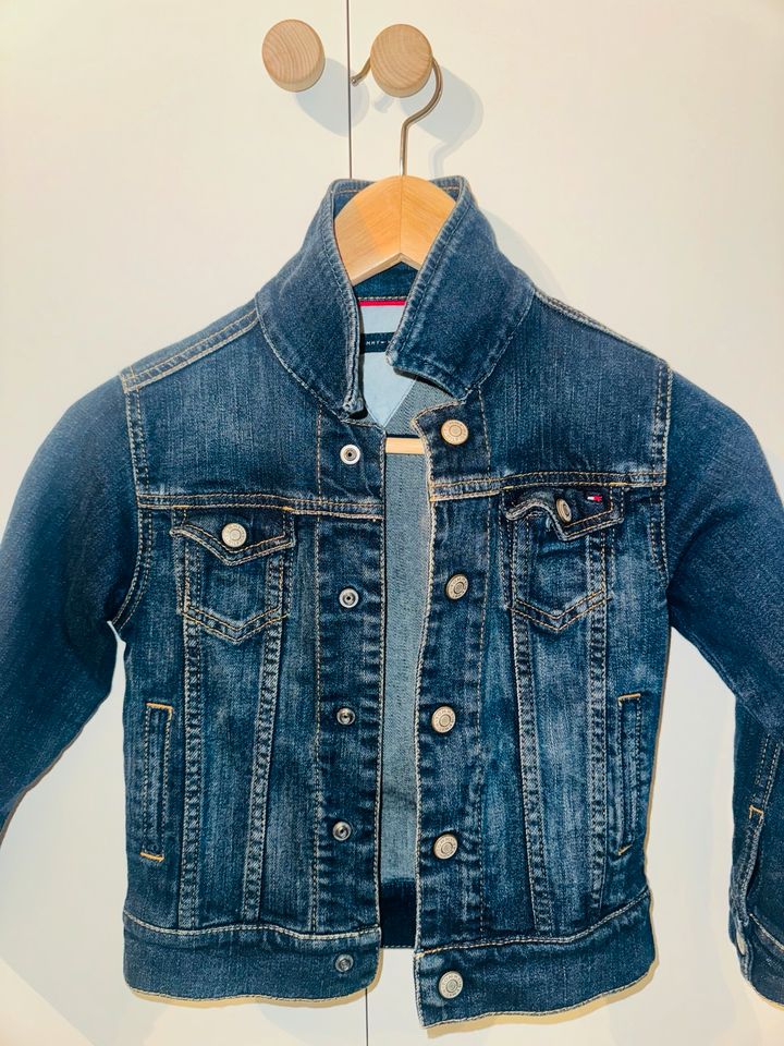 Tommy Hilfiger Jeansjacke Gr.128/8Y durchgehende Druckknöpfe in Werne