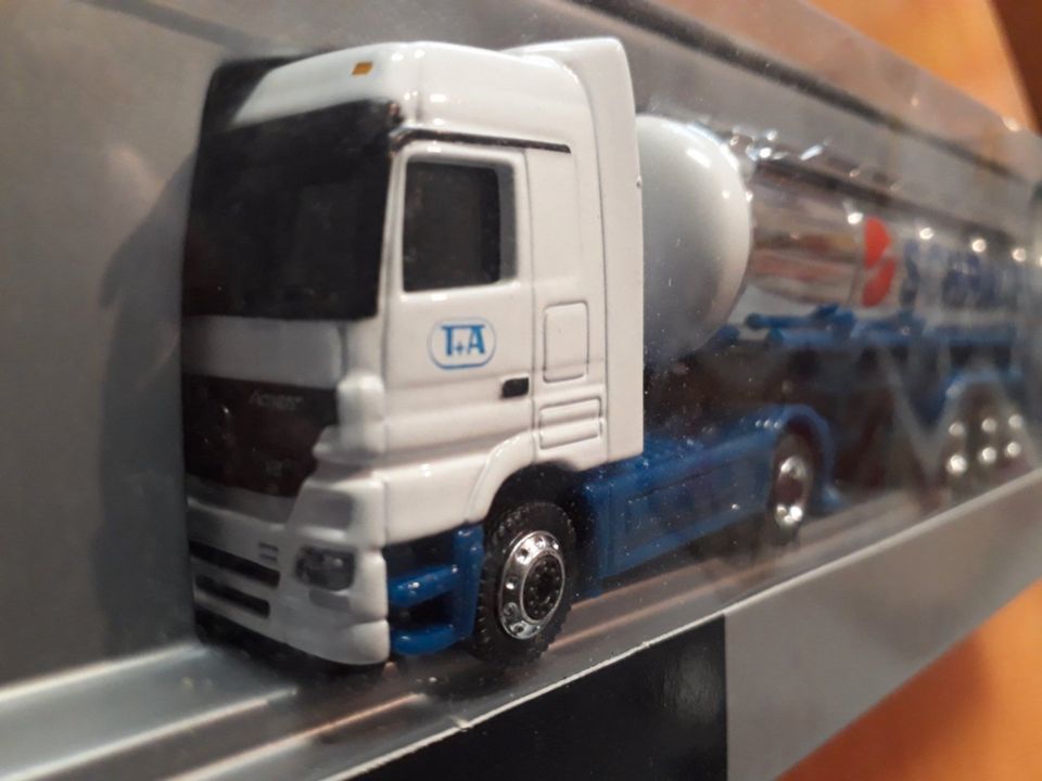 Schuco 1:87 Edition Mercedes Actros V8 Tanksattelzug Schrader in Scheeßel