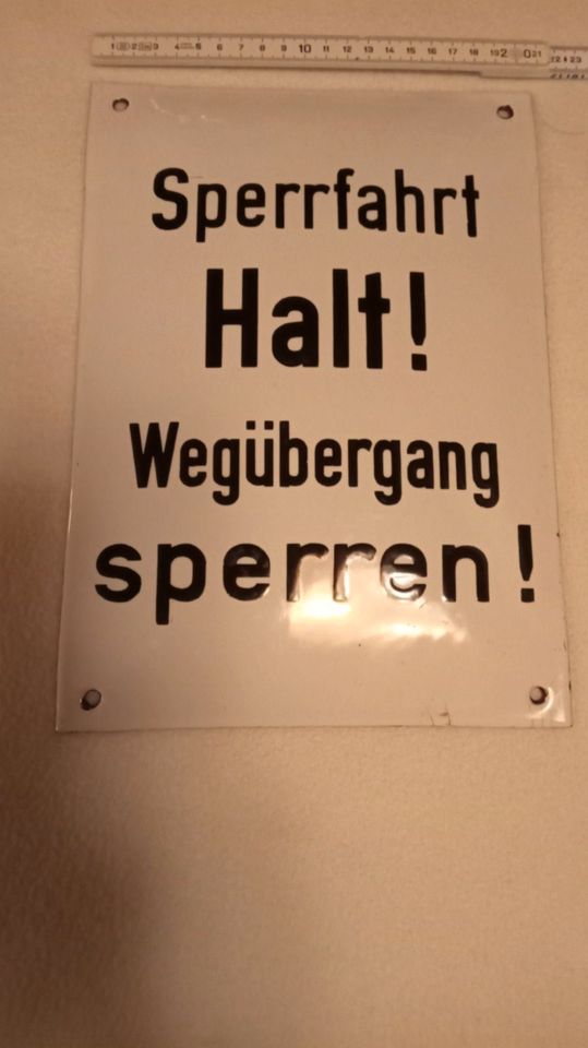 Emailleschild "Halt Sperrfahrt", Reichsbahn in Bernau