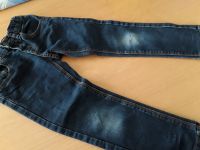 Spielhose Jeans mit kleinem Loch am Knie Gr. 110 Niedersachsen - Hinte Vorschau