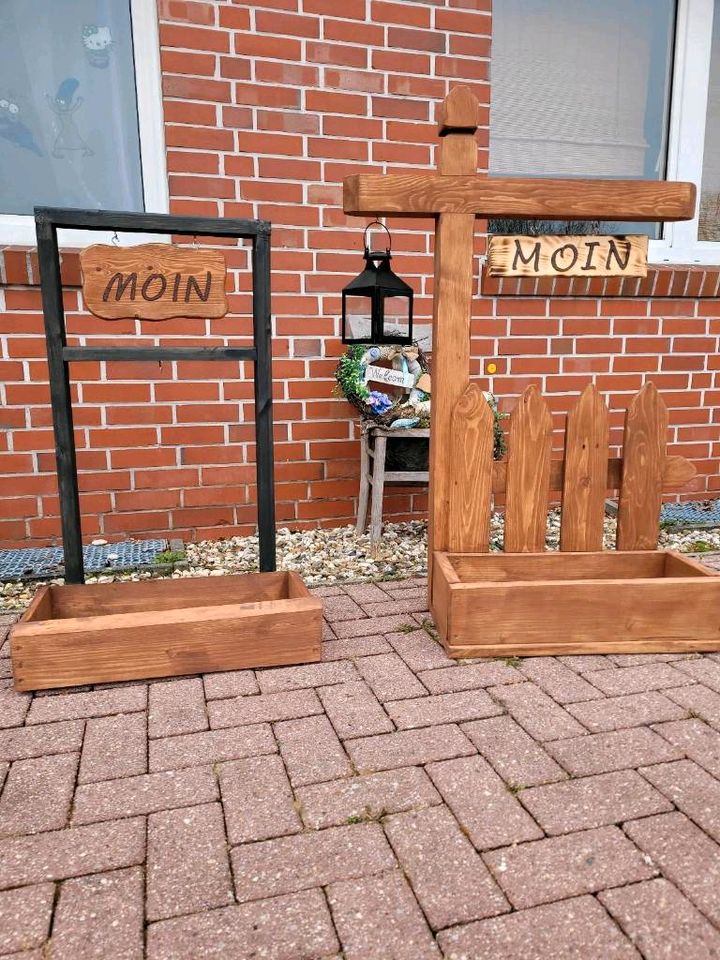 Holzdeko, Aufsteller "Moin" mit Blumenkasten und Laterne in Papenburg