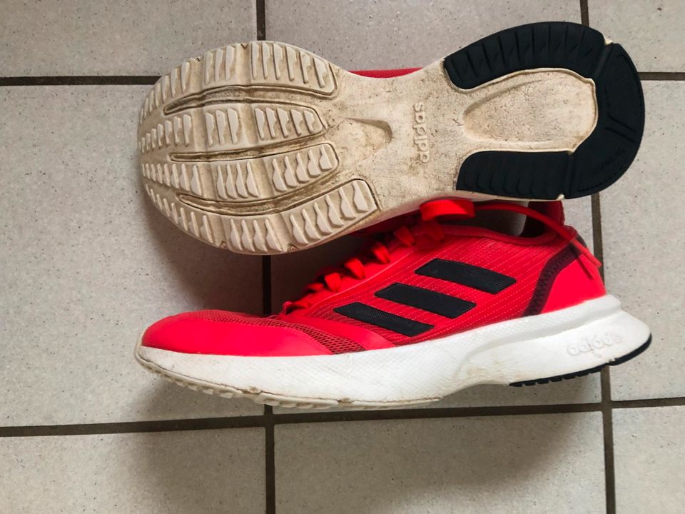 adidas Sportschuhe + rot in Düsseldorf