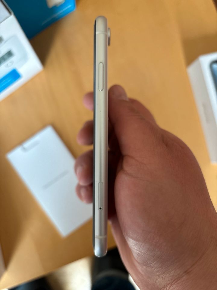 Apple iPhone XR 128gb weiß - 89% Akku in Schongau