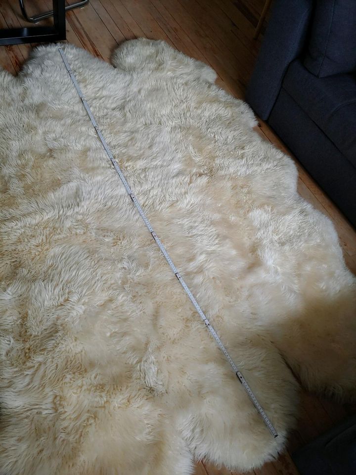 Schafsfell groß 1,6 x 2,2 m in Hamburg