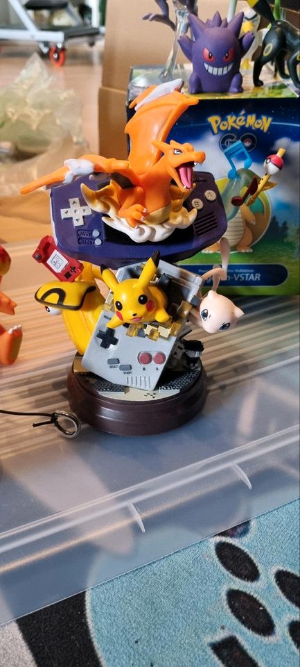 Pokemon Sammlung Pokebälle + Figuren + Lampe in Nettetal