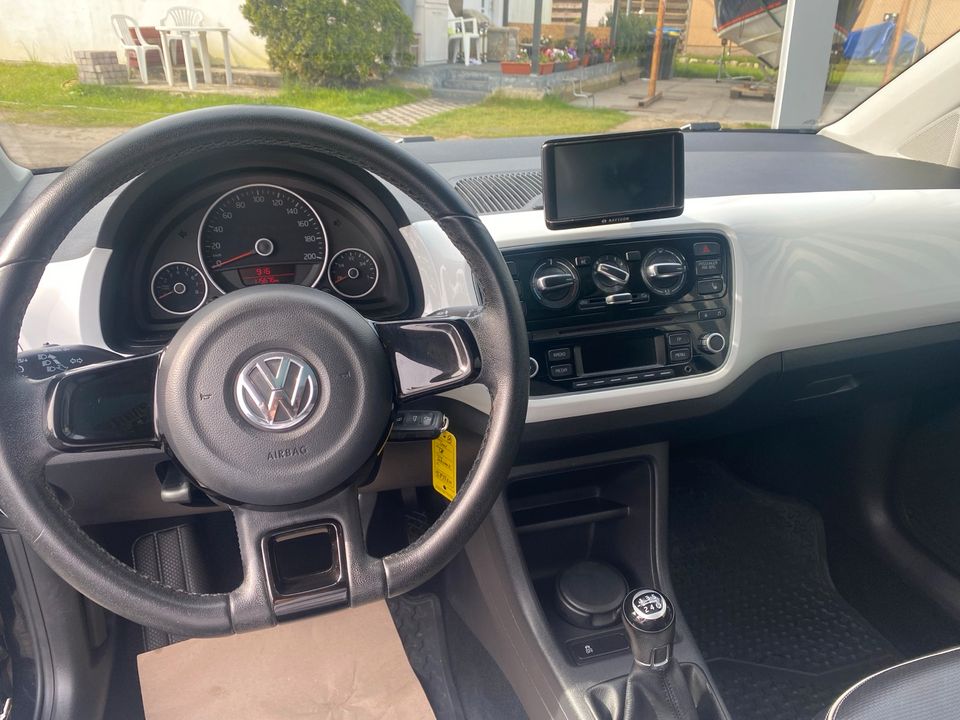 VW Up 1.0MPi Exclusive mit Leder/Navi /Panoramadach/ Zahnr.neu in Rathenow