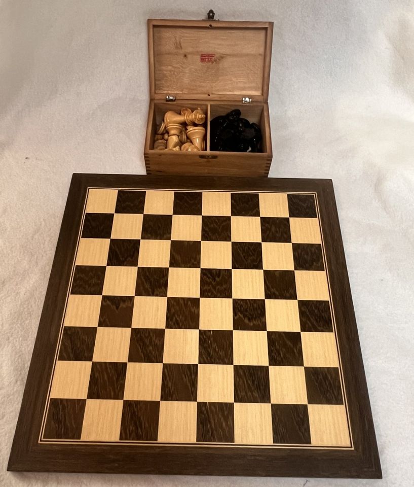 Schachspiel aus Holz mit passenden Figuren - Handarbeit in Waldkappel