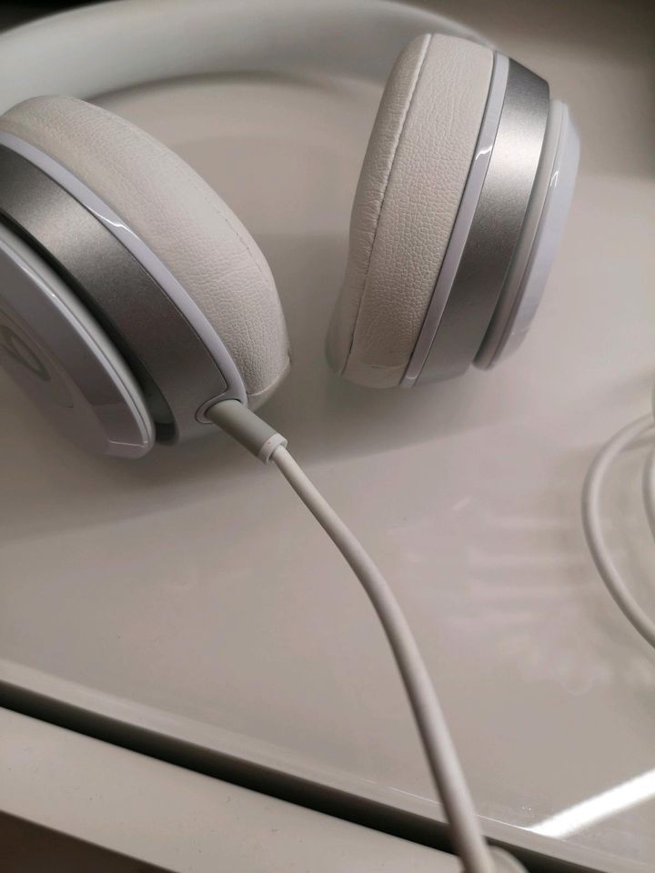 Beats Solo Kopfhörer weiß Kabelgebunden inkl. AUX zu USB-C in Kerpen