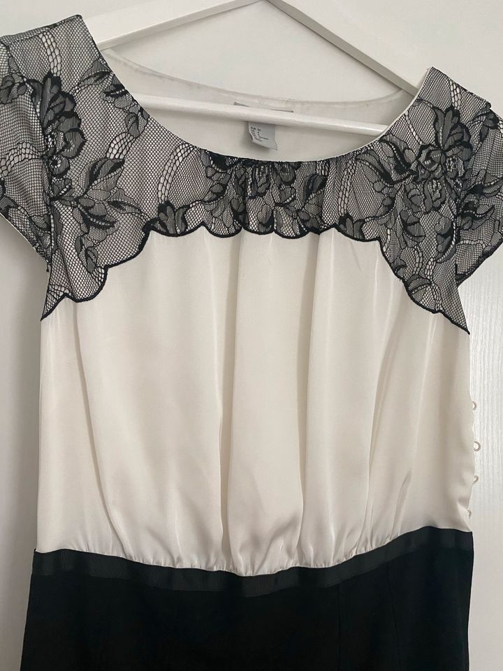 Kleid H&M schwarz weiß Spitze 36 S festlich in Leipzig