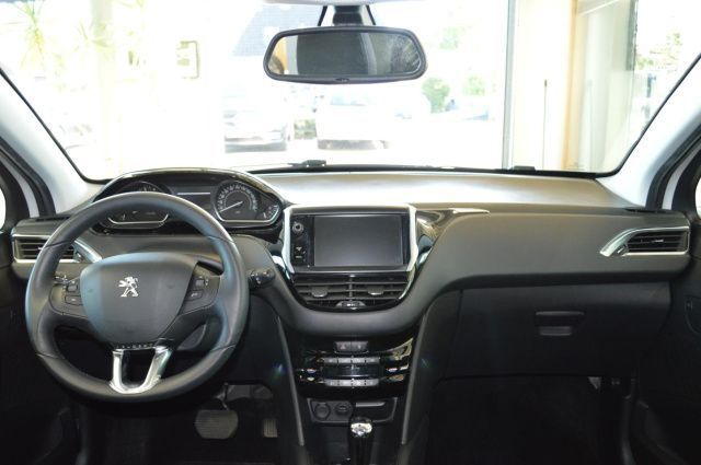 Peugeot 208 120 VTI Allure, Navi, Panorama! in Lilienthal
