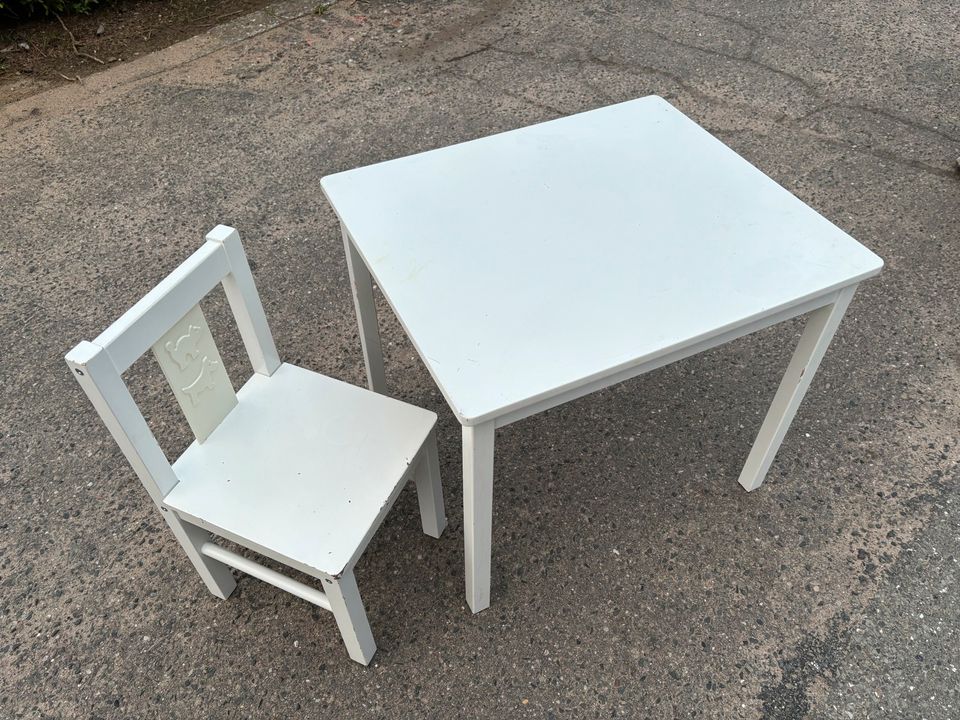 Ikea Kindertisch mit einem Stuhl in Trittau