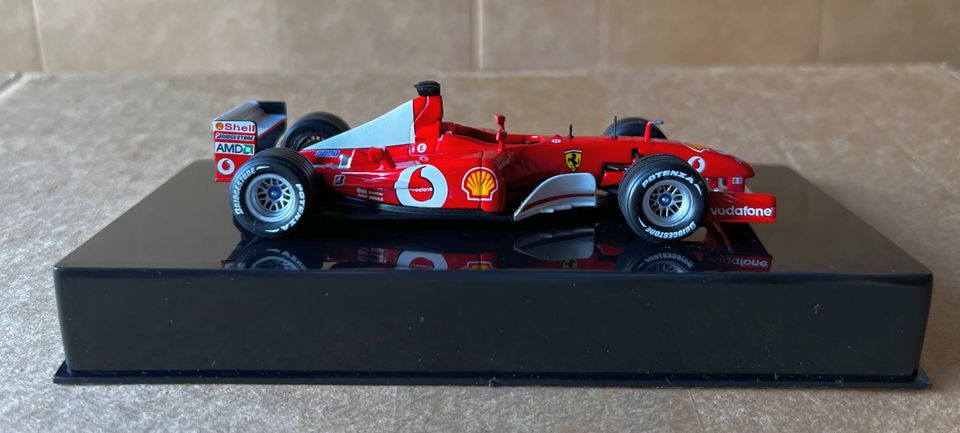 Modell 1:43 Ferrari F2002 M. Schumacher 2002 Sockel Klarsichtbox in Herscheid