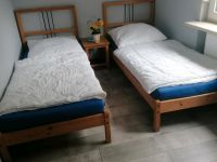 2 Betten 80x200cm mit Nachttisch Niedersachsen - Rhauderfehn Vorschau