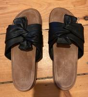 Inuovo Pantoletten schwarz mit Schleife, Slipper, Gr. 38 Bayern - Immenstadt Vorschau