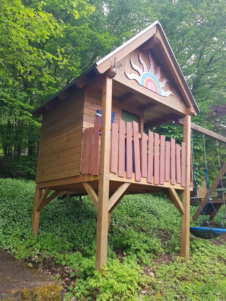 Stelzenhaus Spielplatz Spielhaus Schaukel Kinder in Amorbach