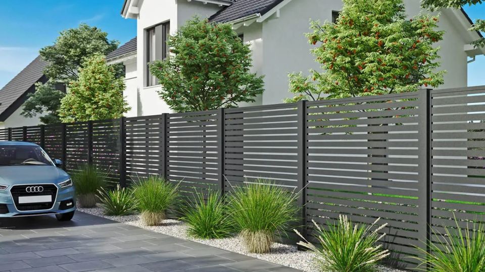 Sichtschutzzaun 24,66m x 1,6m: Entdecken Sie hochwertigen Aluminiumzaun & Lamellenzaun. Eleganter, moderner Garten- & Terrassenzaun für optimale Privatsphäre, Sicherheit, langlebig, pflegeleicht in Siegen