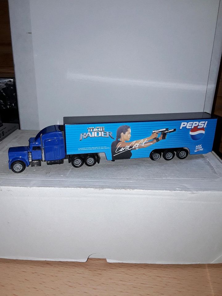 Modell-LKW Freightliner XL Koffersattelzug Lara Croft Pepsi 1:87 in Ensdorf