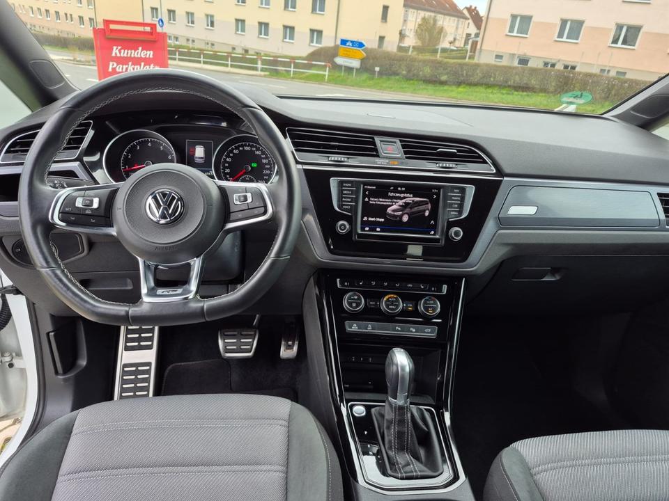 VW Touran Highline R- Line DSG 8x Alu AHK LED Sitzhzg Voll. in Roßwein