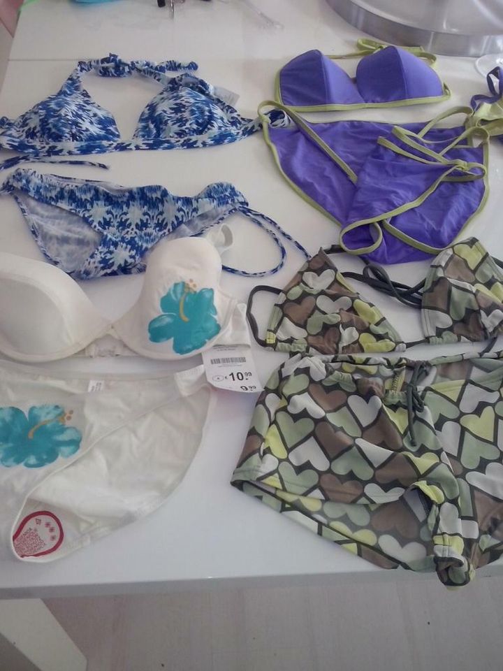 Bikinis 10 x komplette Sets, Einzelteile und Badeanzüge in Friedrichsthal