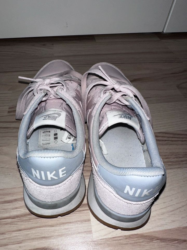 Damen Sneaker Nike 37,5 Neuwertig in Brühl